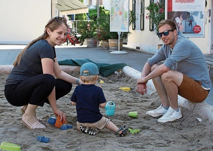 Nadja, Colin und Anthony (von links) sind vor allem vom grossen Sandkasten begeistert.