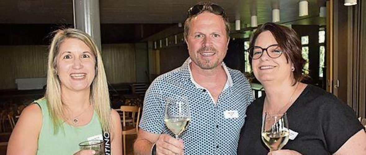 Ein Lächeln für die Kamera? «Immer» sagen (v. l.): Claudia Rullo, Hauswartin Schulhaus IV sowie die zwei Lehrpersonen Reto Sutter und Franziska Kully.