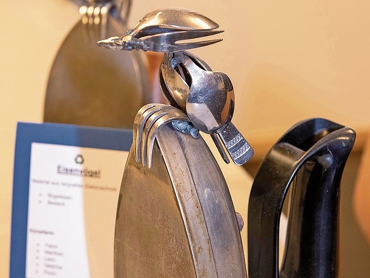 Aus einem alten Eisenbügel und altem Besteck entsteht unter anderem ein sehr schönes Schmuckstück im Metallatelier der Stiftung Rodania.Bild: zvg