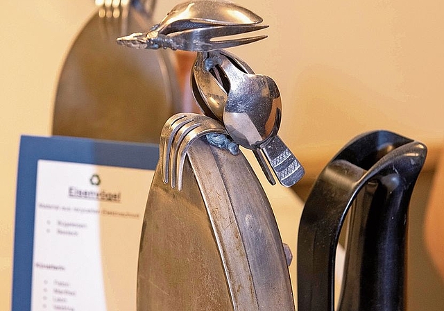 Aus einem alten Eisenbügel und altem Besteck entsteht unter anderem ein sehr schönes Schmuckstück im Metallatelier der Stiftung Rodania.Bild: zvg