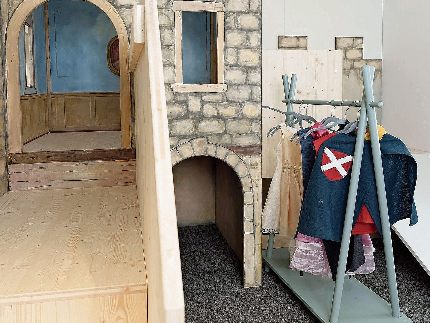 Wer von den Kindern will, kann sich selber als Ritter oder Burgdame verkleiden. Bilder: Museum Grenchen