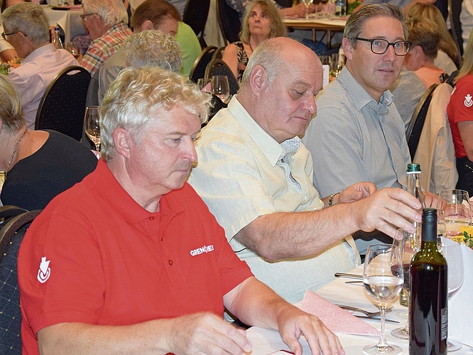 Gastgeber Patrick Crausaz (links) mit Gemeinderat Ivo von Büren und Stadtschreiber Sven Schär sind aufs Mittagessen gespannt. Gastgeber Patrick Crausaz (links) mit Gemeinderat Ivo von Büren und Stadtschreiber Sven Schär sind aufs Mittagessen gespannt.