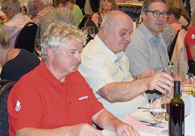 Gastgeber Patrick Crausaz (links) mit Gemeinderat Ivo von Büren und Stadtschreiber Sven Schär sind aufs Mittagessen gespannt.