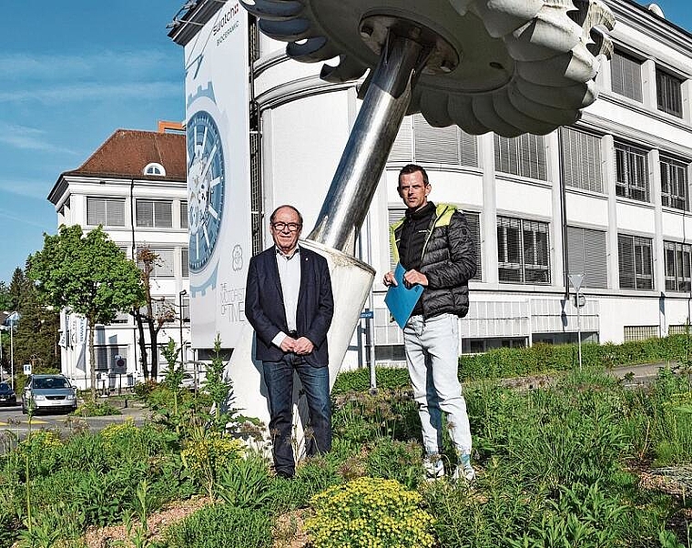 Gemeinderat und Vizestadt-Präsident Remo Bill (links) hat 2019 eine Motion «Hitzeinseln meiden – Schottergärten mindern» eingereicht und damit bei der Be­hör­de und auch beim Leiter Stadtgrün, Patrick Nyffenegger (rechts), offene Türen ein