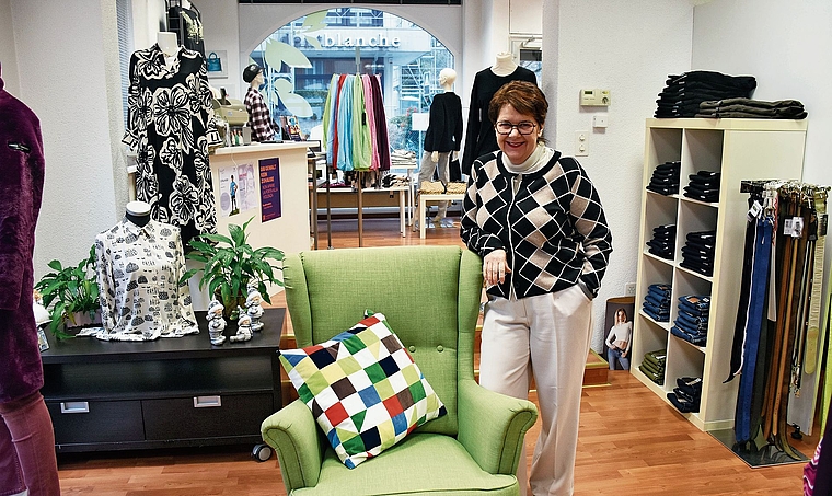 Vor allem mit einem lachenden Auge nimmt Carmen Leimer schrittweise Abschied vom Berufsleben. Bild: Joseph Weibel