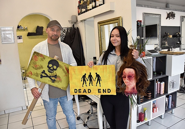 Michele Chiovè und Tochter Estelle geben einen kleinen Einblick in die Requisiten, die sie in den letzten sechs Monaten gebastelt haben und die im umfunktionierten Coiffeursalon an Halloween Teil einer umfangreichen Deko sein werden. Bild: Joseph We