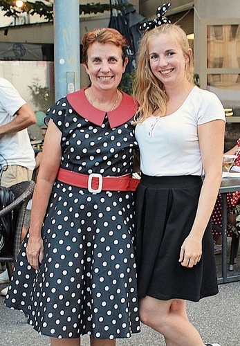 Schöne Outfits: Carole und Sandra Seuret im 50er-Look.