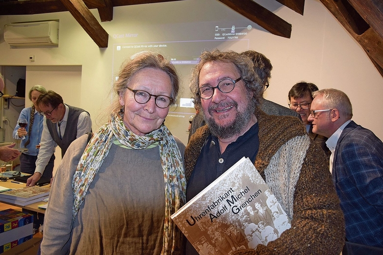 Elfie und Michael Fischer haben sich für 150 Franken soeben ein persönliches Exemplar ergattert.