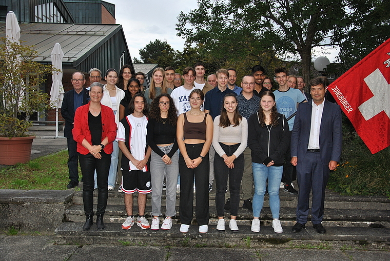 23 Jungbürgerinnen und Jungbürger mit Jahrgang 2004, flankiert von Kantonsratspräsidentin Nadine Vögeli und Stadtpräsident François Scheidegger.