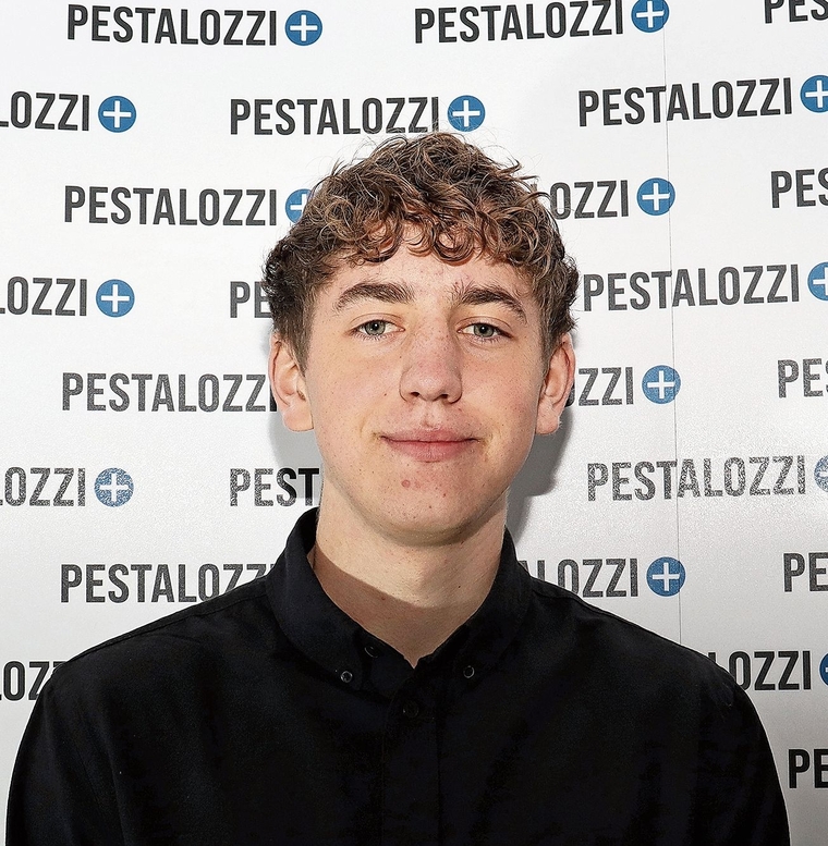 Der Grenchner Nathanael Stuber gehörte zu den 84 Ausgezeichneten anlässlich der 43. Verleihung des Pestalozzi Stiftepriis in Schlieren ZH.Bild: zvg