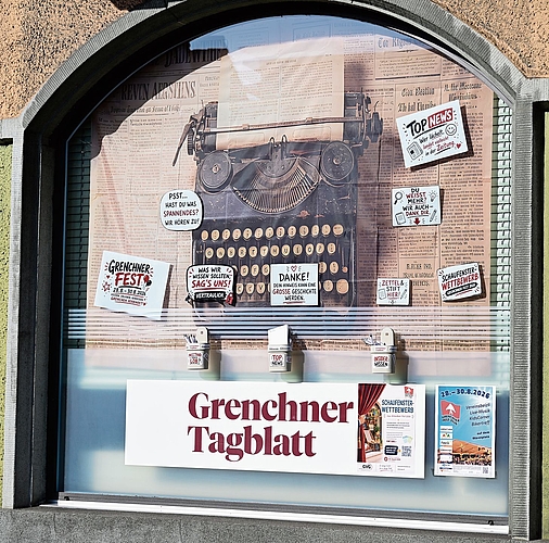 Links die Hermes als Blickfang, rechts der sympathische Reporter Bobby vom GSA/GT. Ist die Deko besonders gut gelungen? Sie entscheiden und können einen GVG-Gutschein gewinnen. Bilder: Oliver Menge