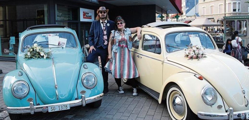 Mit perfekter «Fifty»-Bekleidung präsentieren sich Roger Bühler und Marlene Schär zwischen zwei Oldtimern.