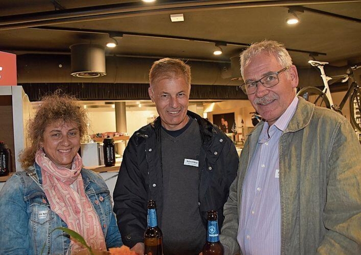 Grenchner Gewerbler genossen das «Heimspiel» im Tissot Velodrome (v. l.): Irène und Roland Reist (Reist Storen AG) und Peter Hehlen (Schreinerei Hehlen AG).