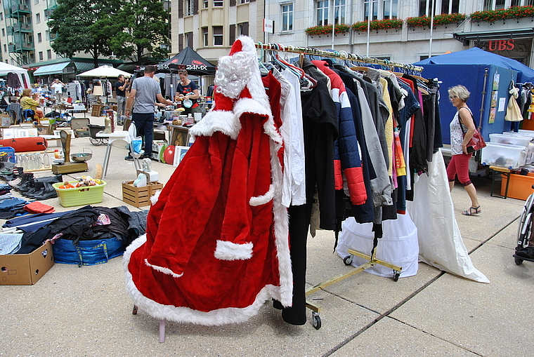 War der Samichlaus auch am Flohmi? Er hätte sich jedenfalls bereits mit einem neuen Gewand ausrüsten können.