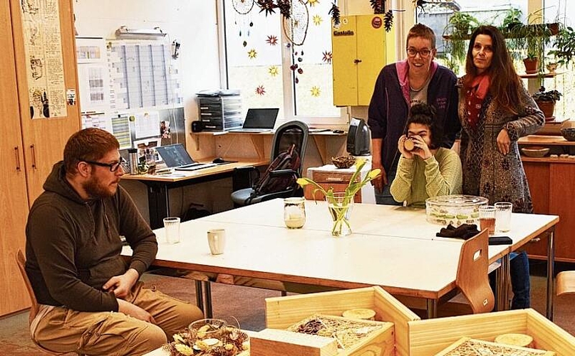 Gartenatelier – Silvan Bussmann, Aussenwohngruppe Delphin. Stephanie Eng, besucht die Tagesstätte. Alina Simbeteanu, besucht die Tagesstätte. Hélène Joray, Co-Leitung Gartenatelier.