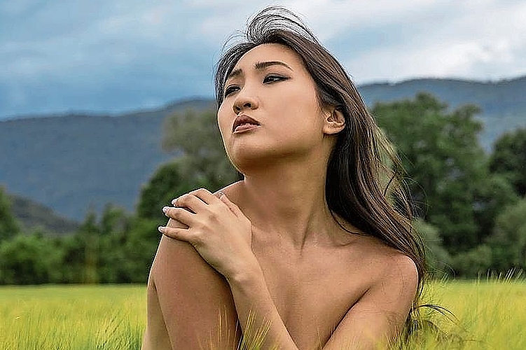 Stilvolle Aktfotografie von Eric von Schulthess inmitten der Witi am Jurasüdfuss. Bild: Eric von Schulthess Stilvolle Aktfotografie von Eric von Schulthess inmitten der Witi am Jurasüdfuss. Bild: Eric von Schulthess