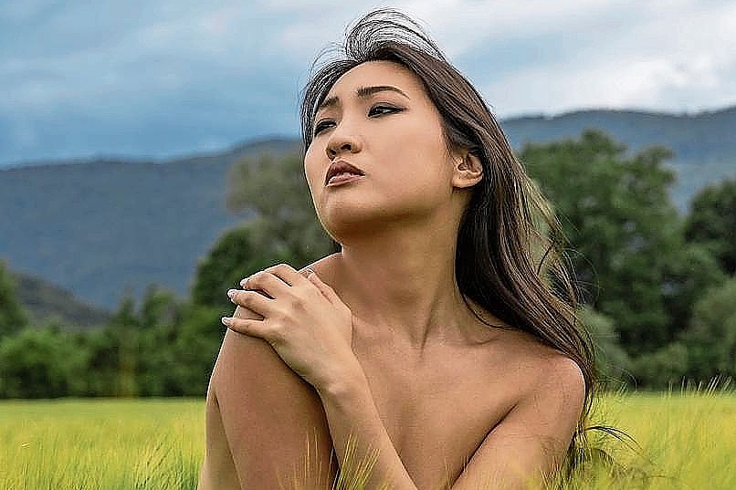 Stilvolle Aktfotografie von Eric von Schulthess inmitten der Witi am Jurasüdfuss. Bild: Eric von Schulthess Stilvolle Aktfotografie von Eric von Schulthess inmitten der Witi am Jurasüdfuss. Bild: Eric von Schulthess