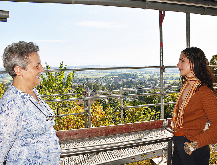 Bald kann die Sicht auf die Alpen und die Stadt Grenchen ohne Baugerüste von den Tagesbewohnern der Seniorentagesstätte Uszyt uneingeschränkt genossen werden. Am Tag der offenen Tür kommenden Samstag werden Gordana Schmid (links) und ihre