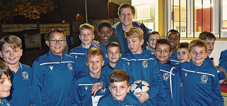 Die D-Junioren des FCG bereiteten dem ehemaligen YB-Goalie und Grenchner Marco Wölfli einen freudigen Empfang beim Sportplatz Riedern.