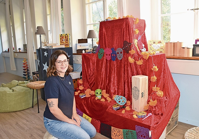 Für das Kids-Gruppentreffen wurde ein spezieller Dekor vorbereitet, der den mexikanischen Feiertag «Día de los Muertos» symbolisiert, welcher Thema des Gruppentreffens ist.Bild: Joseph Weibel