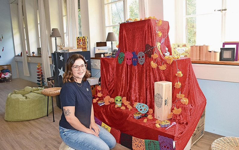 Für das Kids-Gruppentreffen wurde ein spezieller Dekor vorbereitet, der den mexikanischen Feiertag «Día de los Muertos» symbolisiert, welcher Thema des Gruppentreffens ist.Bild: Joseph Weibel Für das Kids-Gruppentreffen wurde ein spezieller Dekor vorbereitet, der den mexikanischen Feiertag «Día de los Muertos» symbolisiert, welcher Thema des Gruppentreffens ist.Bild: Joseph Weibel