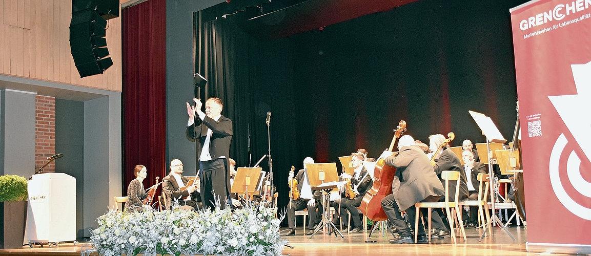 Professor Antal Barnás, Gründer und Dirigent der Ungarischen Kammerphilharmonie, reisst beim «Radetzky-Marsch» das begeisterte Publikum förmlich mit und von den Stühlen. 