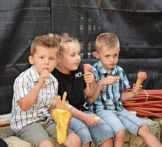 Gemeinsam schmeckt die Glace noch besser.