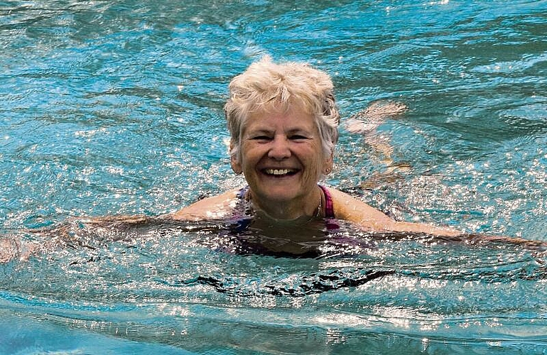 Silvia Meier schwamm Anfang Mai für uns im noch kalten Badewasser fürs Foto eine Runde. 
         
         
            
               Bilder: Joseph Weibel