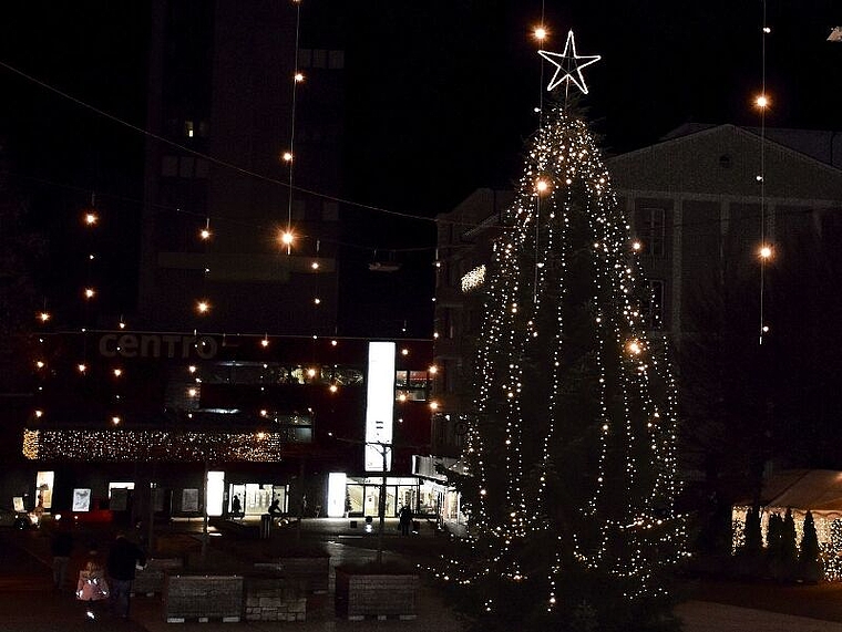 Die neue Weihnachtsbeleuchtung auf dem Marktplatz.