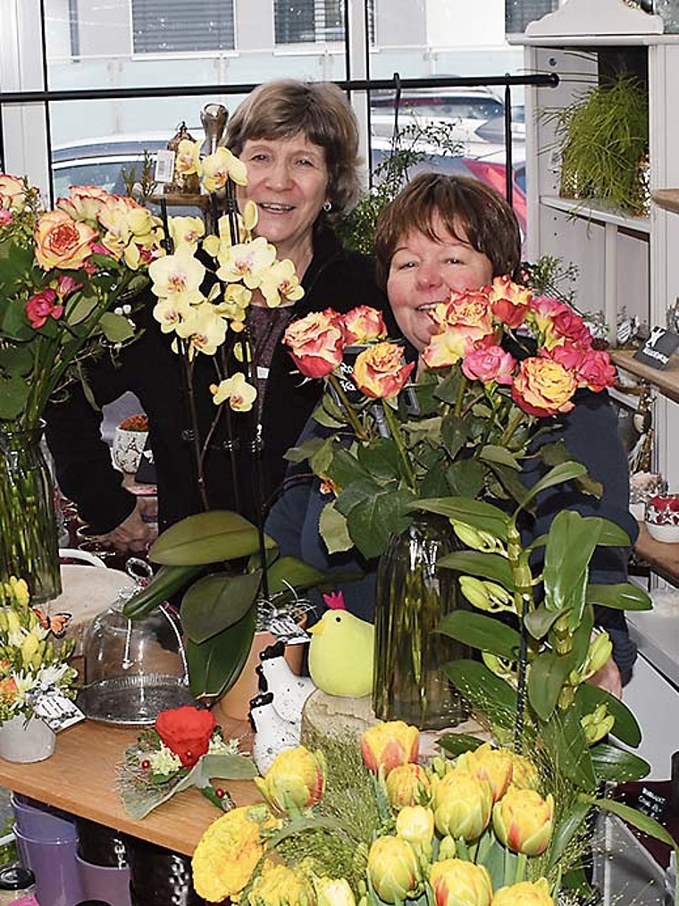 Edith Schneider (rechts) mit ihrer helfenden Kraft Marie-Louise Bürgy in ihrem Blumenreich in Lengnau.Bild: Joseph Weibel