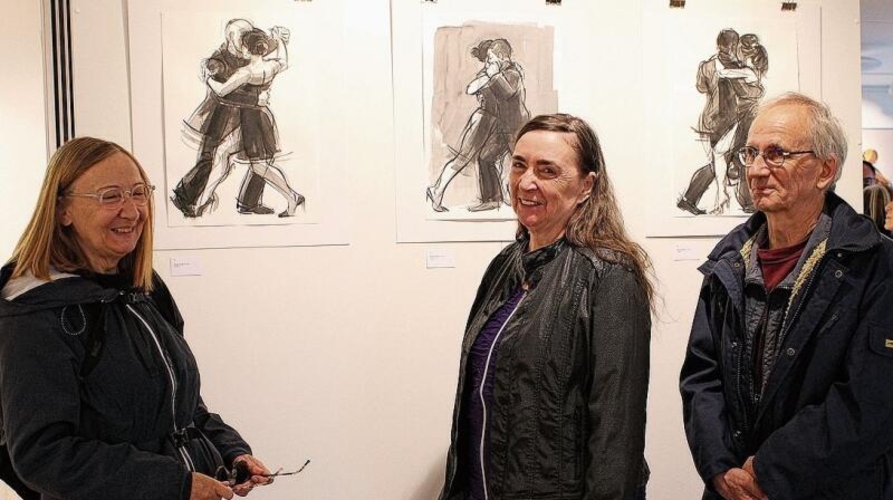 Sie bestaunen die Tanzbilder von Judith Künzle (von links): Marianna Brüggemann, Monika Häner und Hansjörg Hafner.