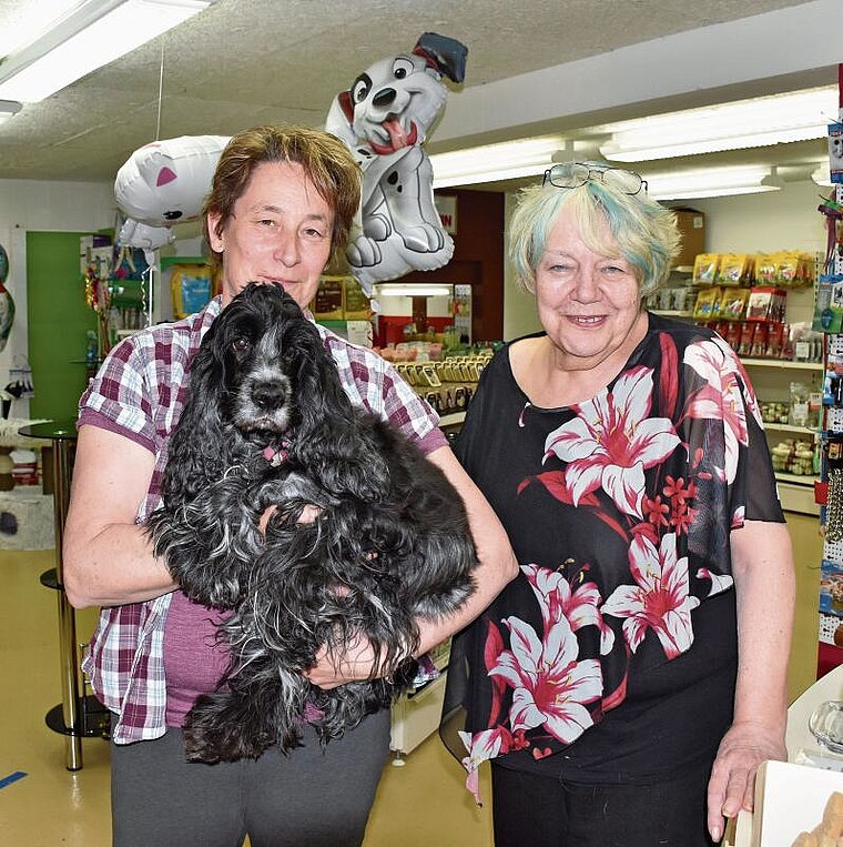 Silvia Stutz (rechts) führt seit 40 Jahren den Hunde- und Katzenshop Stutz in Lengnau. Dabei hat sie zwei treue Begleiterinnen: Barbara Berger und Cockerspaniel Venus. Foto: Joseph Weibel