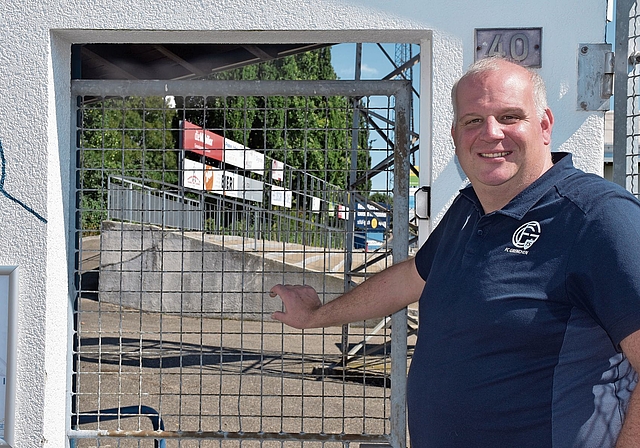 OK-Präsident Markus Mehr steht bei einer der Eingangstüren im Stadion Brühl und hofft auf einige tausend Zuschauende am Cupspiel gegen die Grasshoppers Zürich. Bild: Joseph Weibel