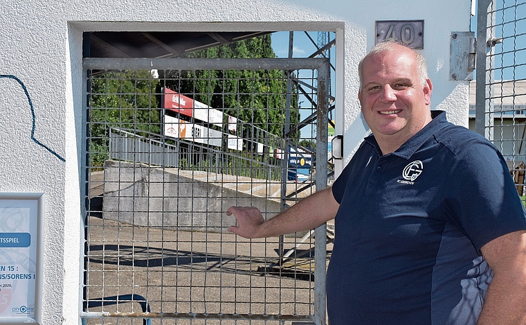 OK-Präsident Markus Mehr steht bei einer der Eingangstüren im Stadion Brühl und hofft auf einige tausend Zuschauende am Cupspiel gegen die Grasshoppers Zürich. Bild: Joseph Weibel