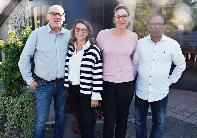 Roland und Maria Rüetschi (links) sagen nach 19 Jahren «Tennis-Chugele» Adieu. Rita Laubscher und Gnanapiragasam Sivakumar (rechts) übernehmen. Die beiden sind selber schon seit 13 bzw. 10 Jahren im Team. Bild: Joseph Weibel