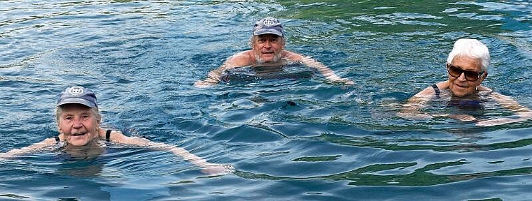 Drei fröhliche Menschen im Badi-Wasser (von links): Edith und Volker Leininger aus Grenchen, Hanny Habegger aus Meinisberg.