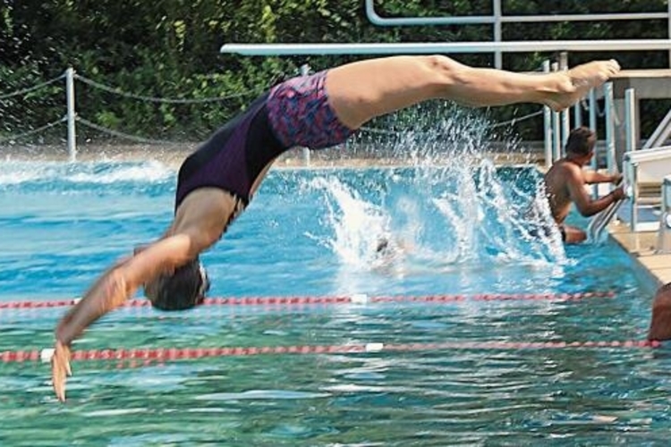Die athletische Böckli-Springerin Sara. «Ein feiner Kaffee mit guten Freunden und ein Sprung ins kühle Nass ersetzen für mich jede Therapie», meint Sara, nachdem sie vom Startblock ins Wasser gesprungen ist. Auch ein freundlicher Schwatz mit dem Badi-Personal und den anderen Besuchern gehöre für sie zu einem erfolgreichen Badi-Tag.