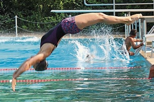 Die athletische Böckli-Springerin Sara. «Ein feiner Kaffee mit guten Freunden und ein Sprung ins kühle Nass ersetzen für mich jede Therapie», meint Sara, nachdem sie vom Startblock ins Wasser gesprungen ist. Auch ein freundlicher Schwatz mit dem Badi-Personal und den anderen Besuchern gehöre für sie zu einem erfolgreichen Badi-Tag.