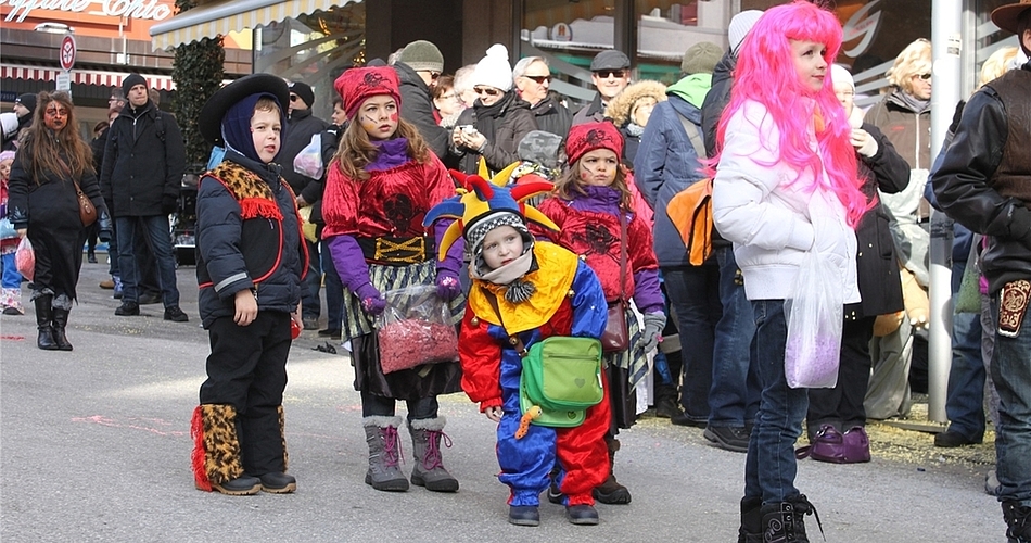 Nach dem grossen Knall um 14.15 Uhr wartet man an der Central-strasse auf die erste Nummer des grossen Fasnachtsumzugs.
