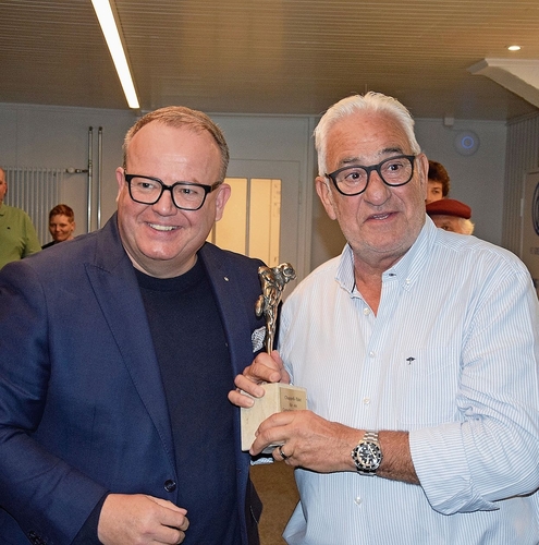 Hauptsponsor Tom Vogt von der Spar- und Leihkasse Bucheggberg SLB übergibt die Trophäe persönlich.