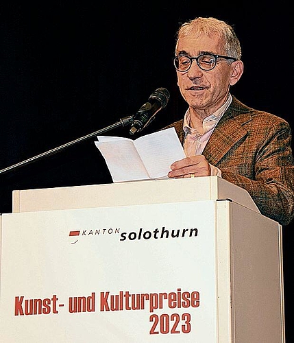 Vor über 400 Gästen im Grenchner Parktheater gibt Schriftsteller Franco Supino gleich ein paar Sätze aus seinen unzähligen Werken zum Besten.