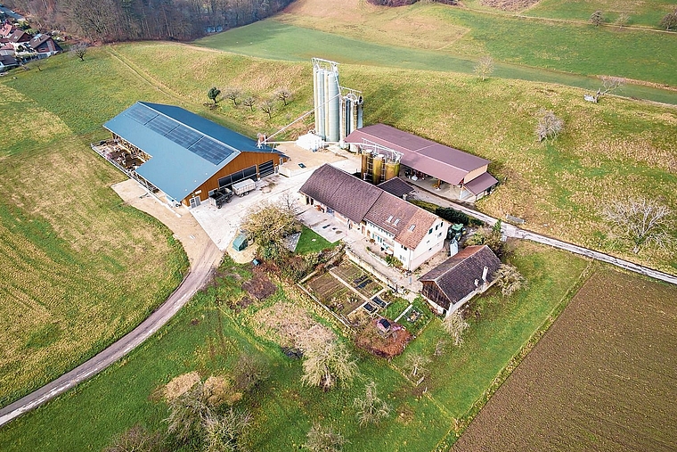 Die Drohnenaufnahme zeigt den ganzen Komplex des Landwirtschaftsbetriebs der Generationengemeinschaft im Grenchner Grot.Bild: zvg