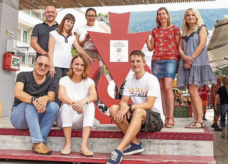 Das achtköpfige Projekt-Team vor und hinter dem Skulpturen-Ikon, das zuletzt auf dem Marktplatz war und seit heute Donnerstag auf dem Grenchenberg zu sehen ist.
Von links: Daniel Polling, Caroline Rentsch, Anelise de