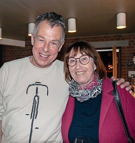 Physiotherapeut und Schuhentwickler Jan Swager van Dok und Anna Messerli. Besonders die Ehrung von André «Igu» Weyermann habe sie gefreut.