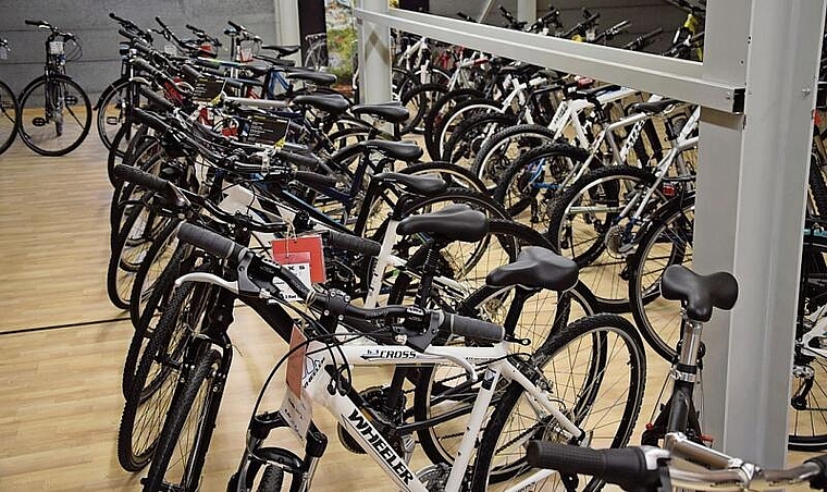 Die Lager sind weiterhin gut gefüllt, so wie auf dem Bild bei Bucher 2Rad-Sport
in Lengnau. Bild: Daniel Martiny