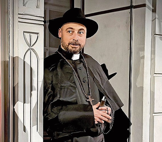 Michele Chiovè wählte letztes Jahr für seinen Auftritt den Habitus des Priesters. Bilder: zvg Michele Chiovè wählte letztes Jahr für seinen Auftritt den Habitus des Priesters. Bilder: zvg