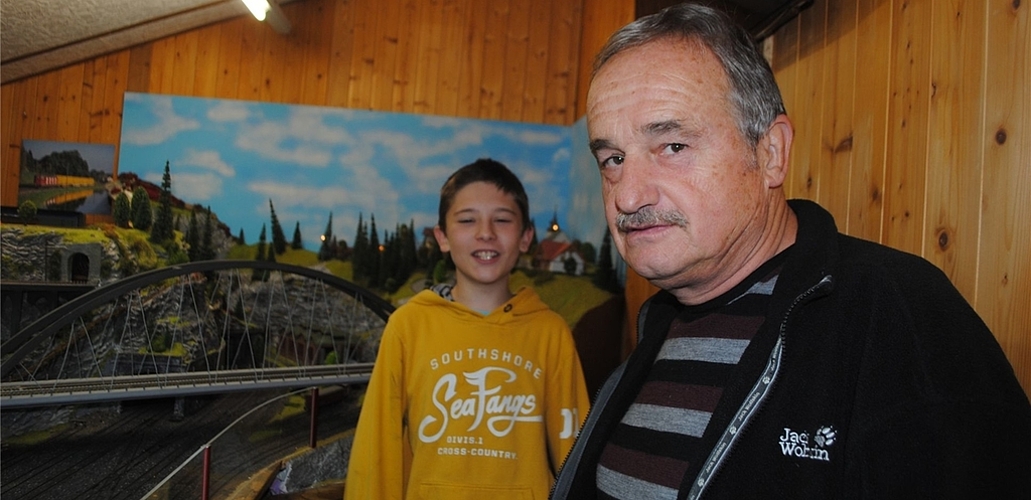 Grossvater mit Enkel: René Gobat und Cyrill Hemery (links) gehörten am Samstag zu den ersten Besuchern.
