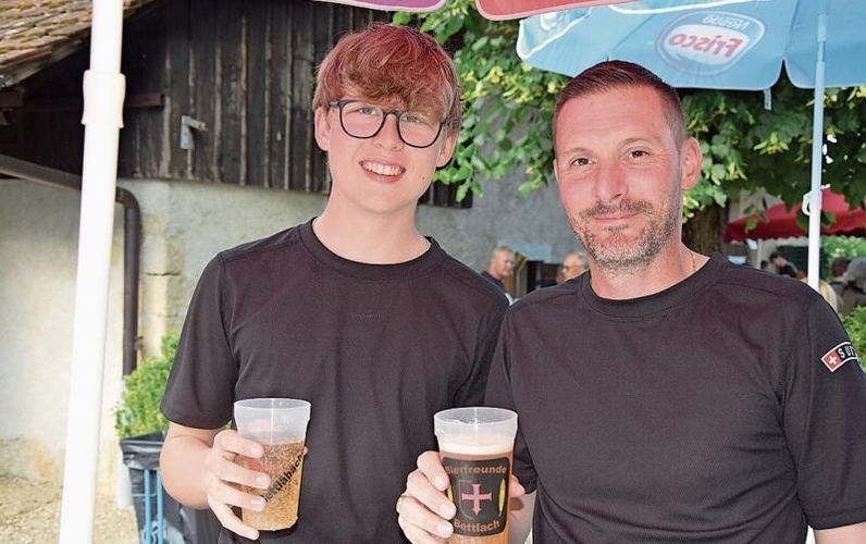 Sacha (rechts) aus Grenchen genehmigt sich ein Bier, während Kilian noch mit einem Rivella Vorlieb nehmen muss.