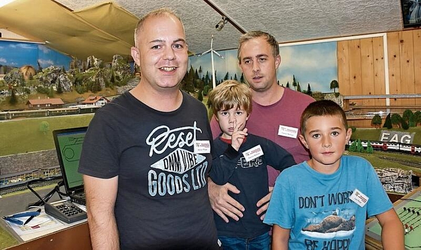 Zwei Klubmitglieder mit dem Nachwuchs (von links): Adrian Pfister, Ramon und Fabian Mathys sowie Lars Pfister.