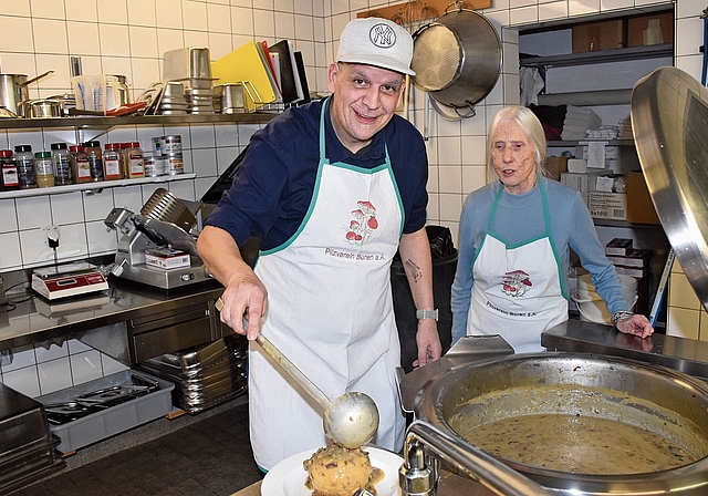 Wenn es den Gästen schmeckt, freuen sich Verena Carrel, Sekretärin des Pilzvereins, und natürlich Chefkoch und Bürener Pilzkontrolleur Simon Lässer.